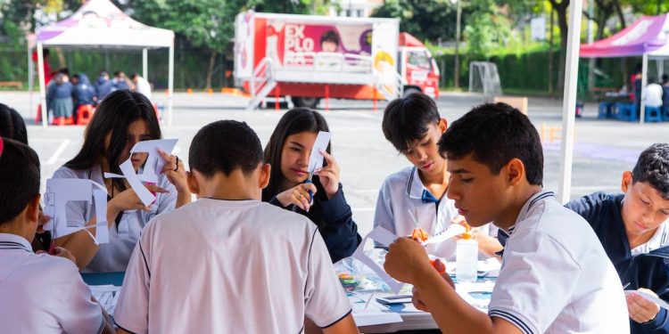 “Lo Bueno Pasa En Medellín” Haz del Parque Explora, el laboratorio de tu colegio