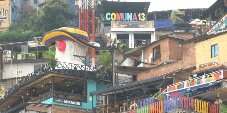 Así se transformó la comuna 13 en ejemplo de resiliencia y apetecido destino turístico de Medellín