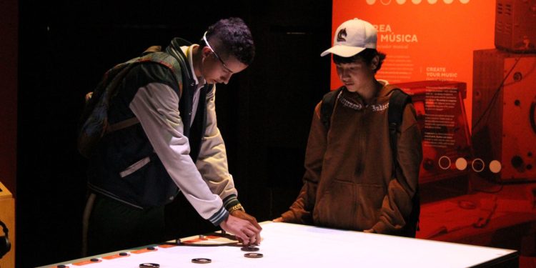 Un total de 7.760 estudiantes y docentes de Medellín están fortaleciendo sus habilidades en ciencia, tecnología e innovación (CTI)